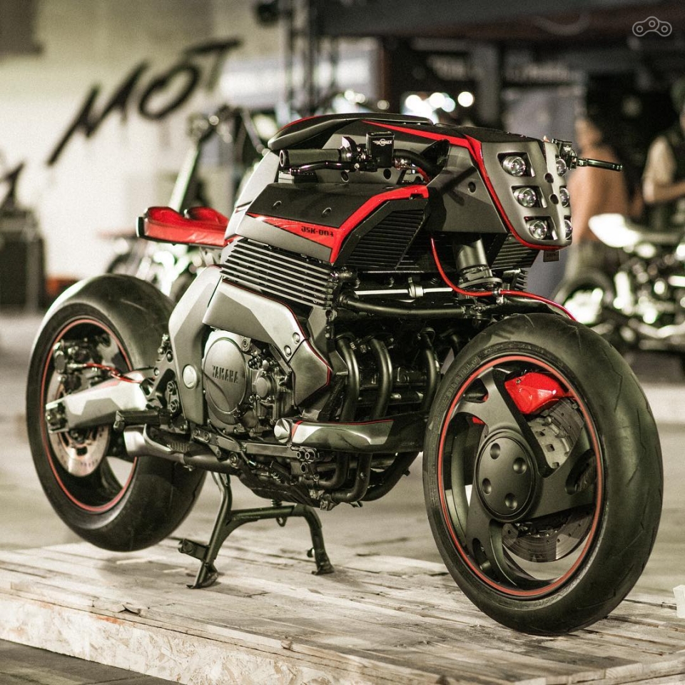 Благодаря передней подвеске Radd Yamaha GTS100 не клюёт носом на торможениях