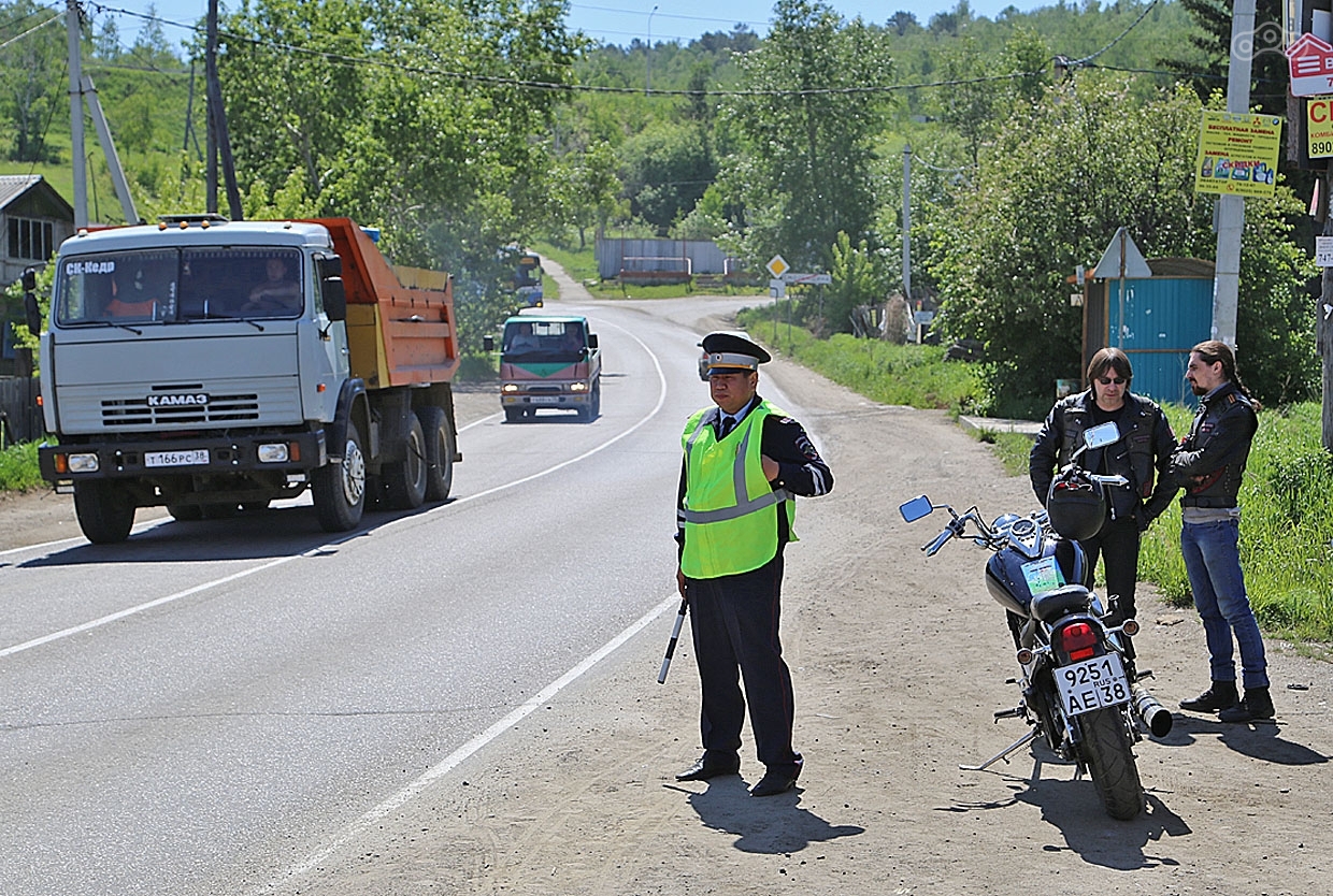 «Ночные волки» и прежде помогали ГИБДД ловить нарушителей. На фото рейд в Иркутске «Внимание, железнодорожный переезд!», состоявшийся в 2017 году.