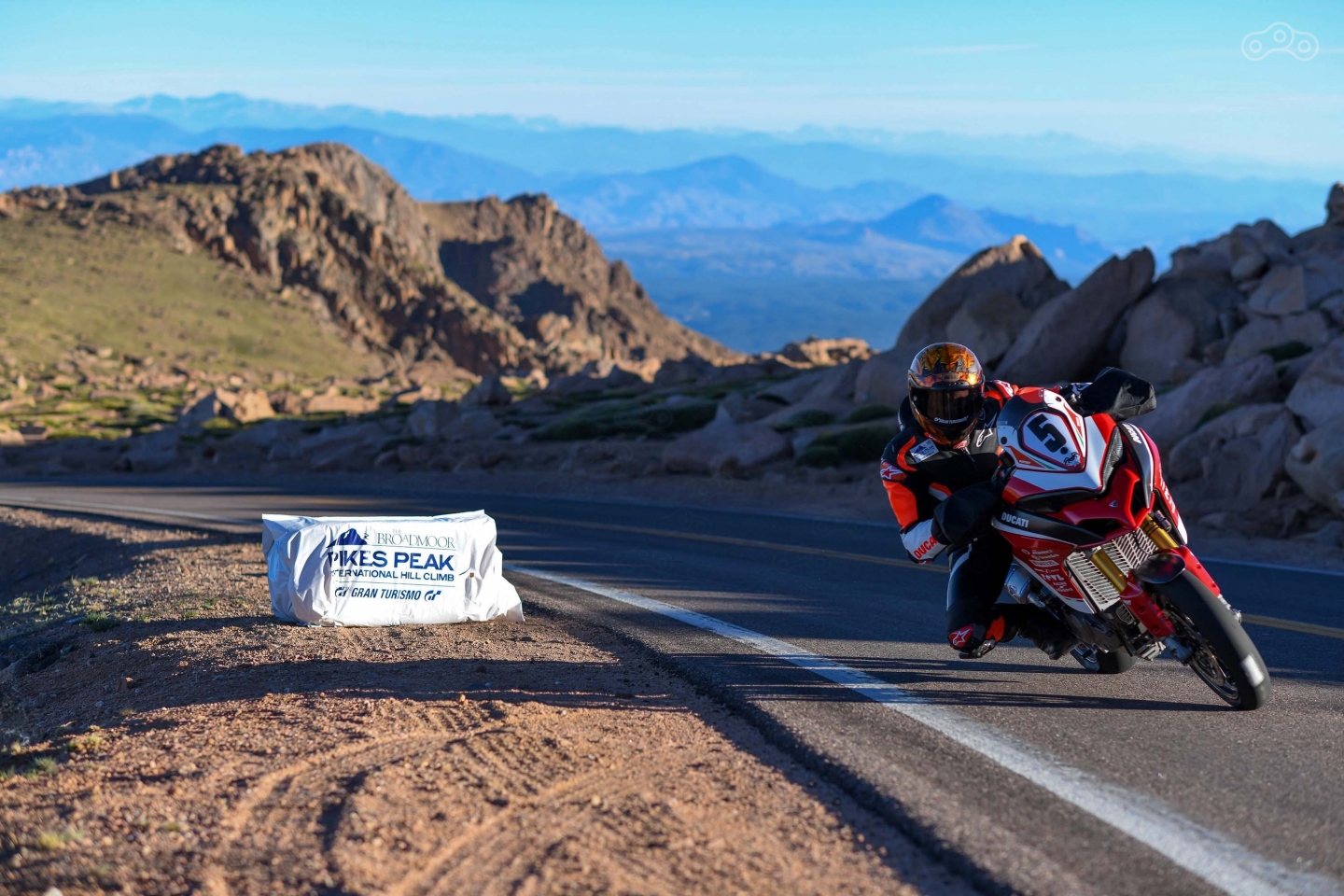 Карлин Данн за рулём Ducati Multistrada 1260 Pikes Peak