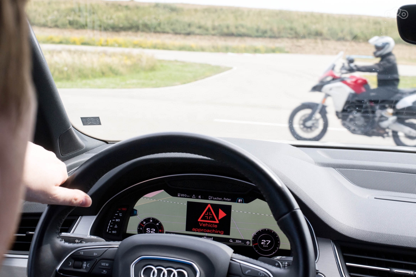 Автомобиль предупреждает водителя о сближении с мотоциклом