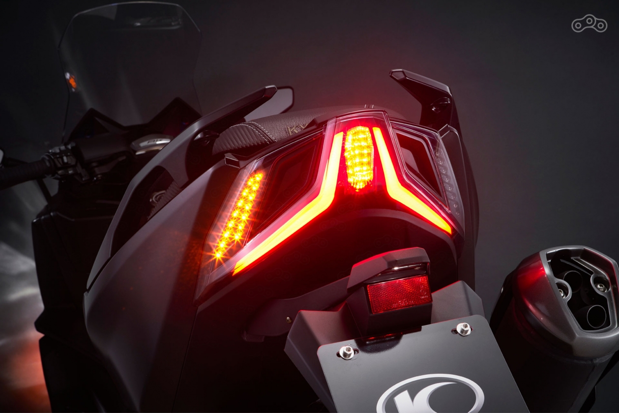 Максискутер Kymco AK550 оснащен современной светодиодной оптикой