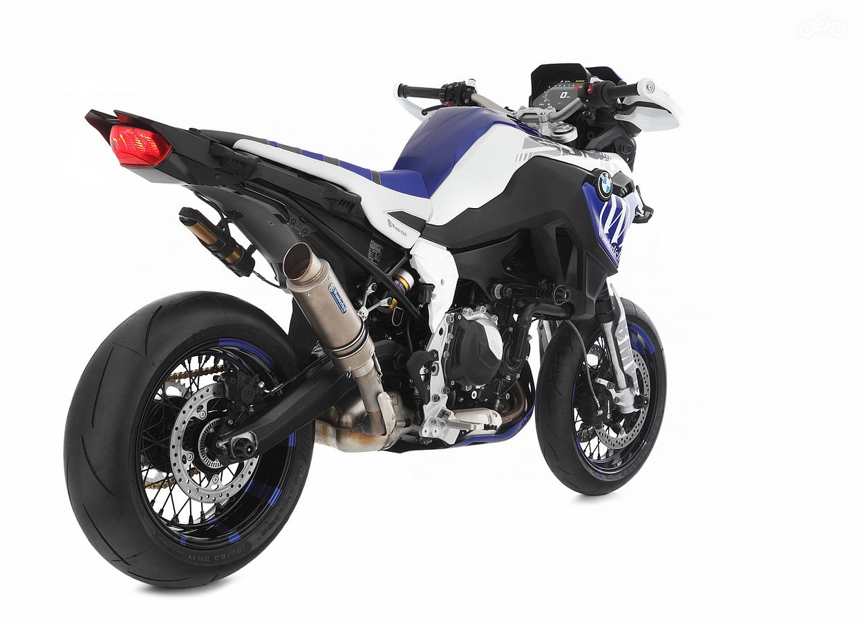 Помимо прочего на мотоцикле установлен тюнинговый амортизатор с выносным бачком и расширенным диапазоном регулировок