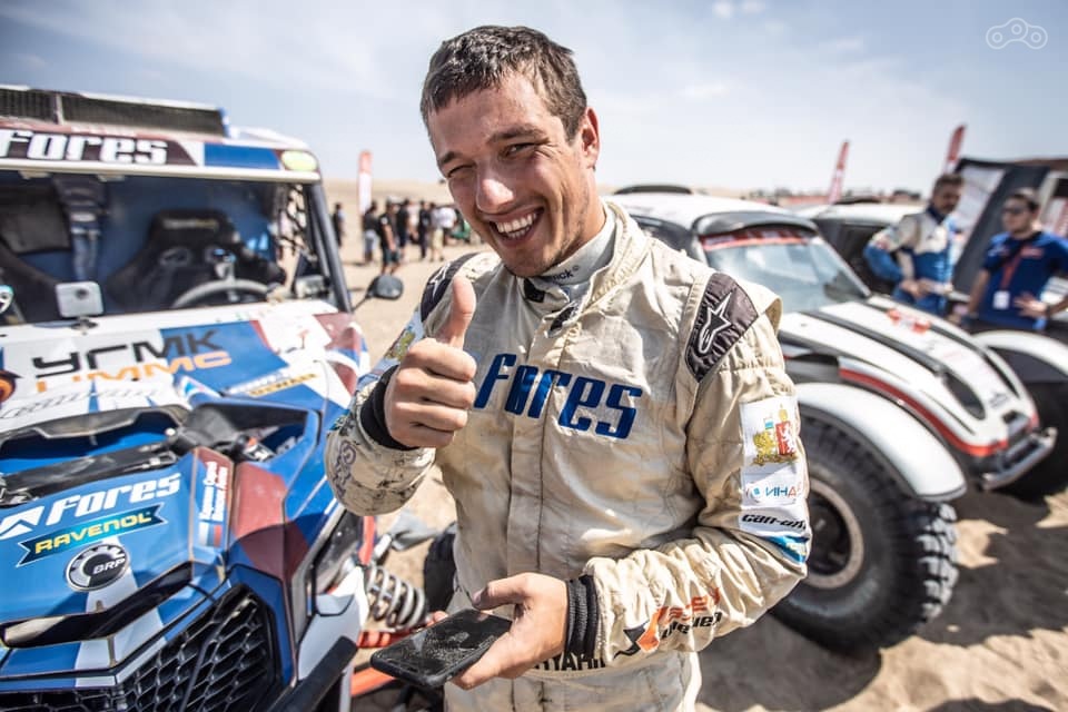 Сергей Карякин на отдыхе после очередного этапа Дакар-2019