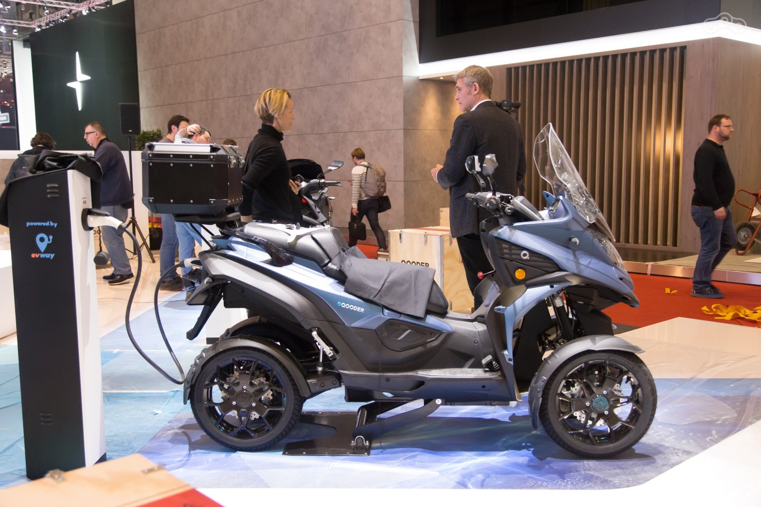 Заявленная автономия - более 150 км, время перезарядки - около 6 часов