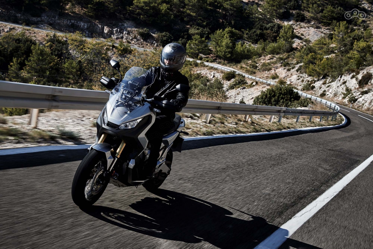 Сидение высотой 820 мм обеспечивает высокую удобную посадку и лучший контроль за дорожной ситуацией