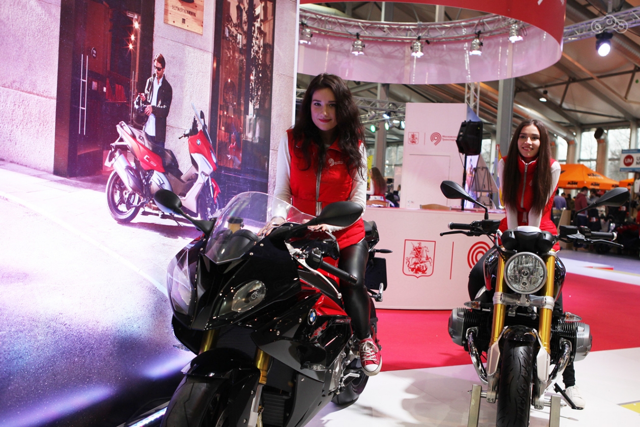 Девушки и новые мотоциклы BMW на Мотозиме 2016