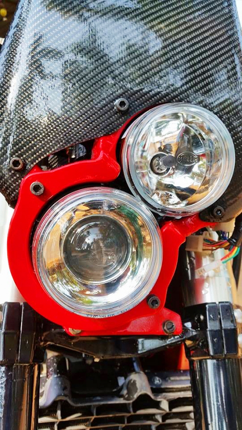 Оригинальную переднюю оптики заменили на две раздельные фары