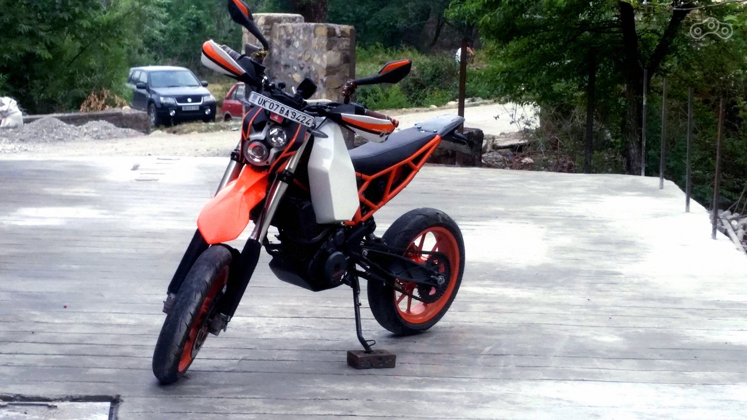 За время постройки, мотоцикл неоднократно подвергался изменениям и даже успел побыть супермото