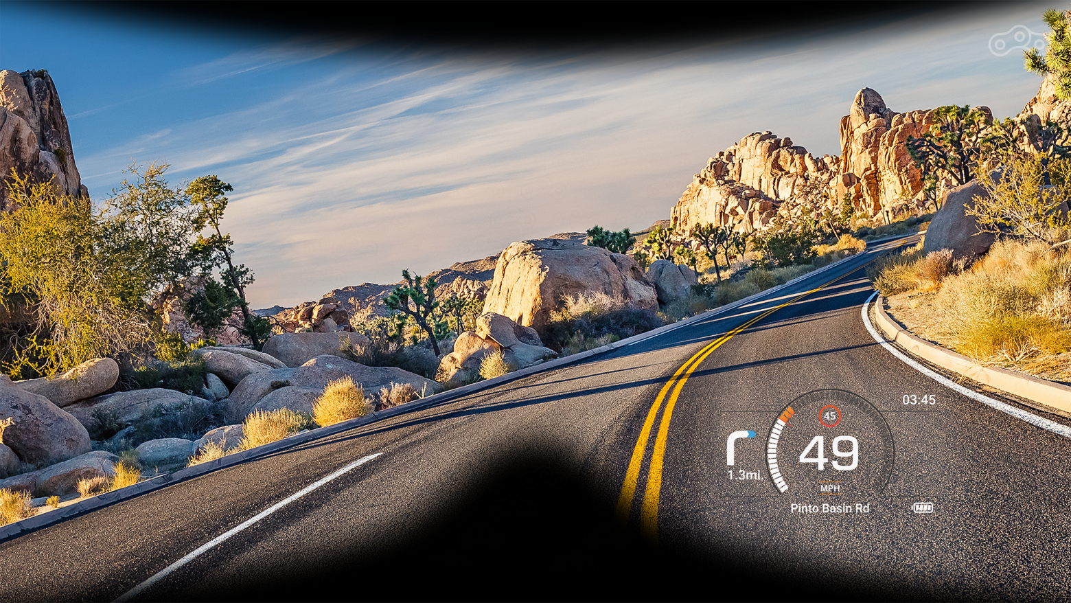 На проекционном дисплее отображаются различные показатели – текущая скорость, разрешённая скорость и маршрут