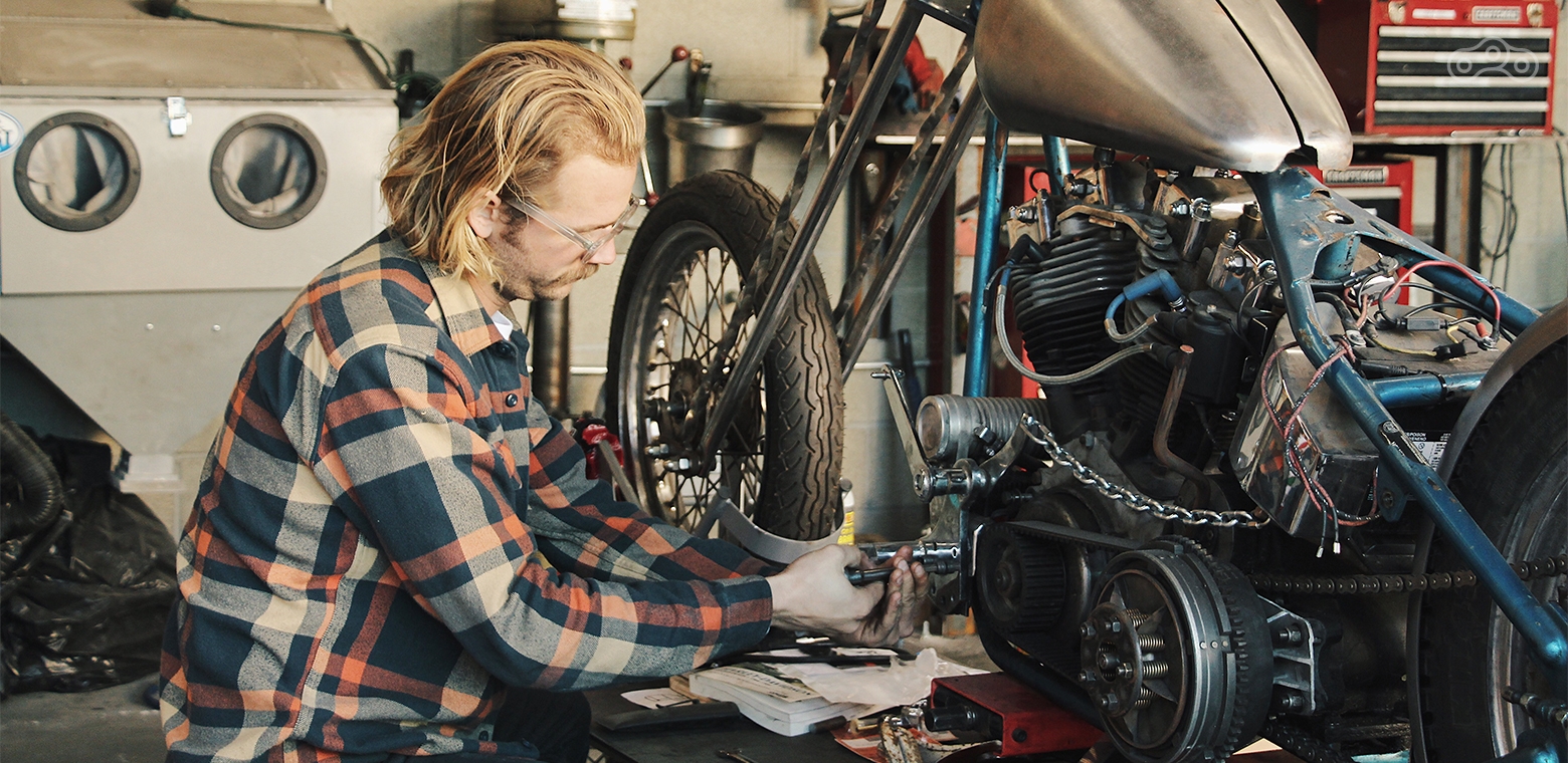 Многие мотоциклисты пустым разговорам предпочитают звук работающего двигателя