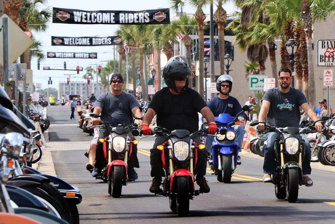 На время проведения фестиваля в Дайтону съезжаются байкеры со всего мира.