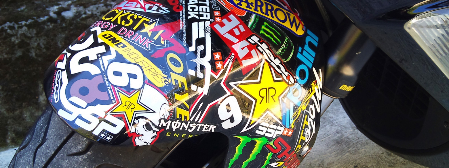 Стикербомбинг и наклейки на мотопластик нарушают ЛКП мотоцикла – обзор Омоймот