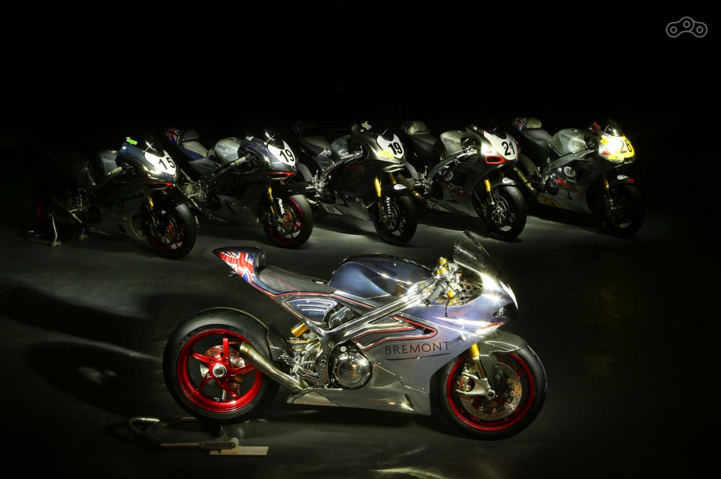 Мотоцикл Norton V4 в разных вариантах исполнения