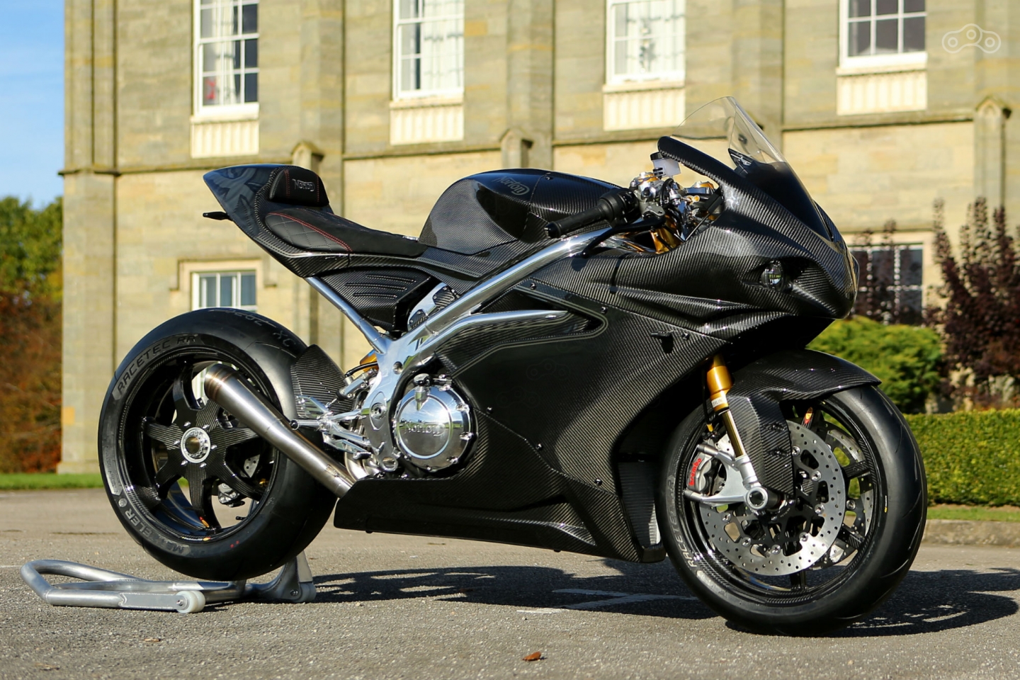 Мотоцикл Norton V4 SS с карбоновым обтекателем