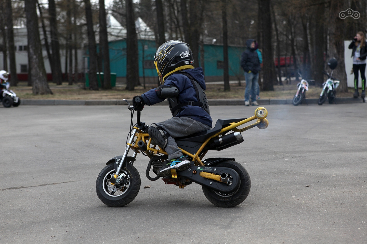 Неутомимые юные райдеры без остановки наворачивают круги по трассе на Мотовесне 2017