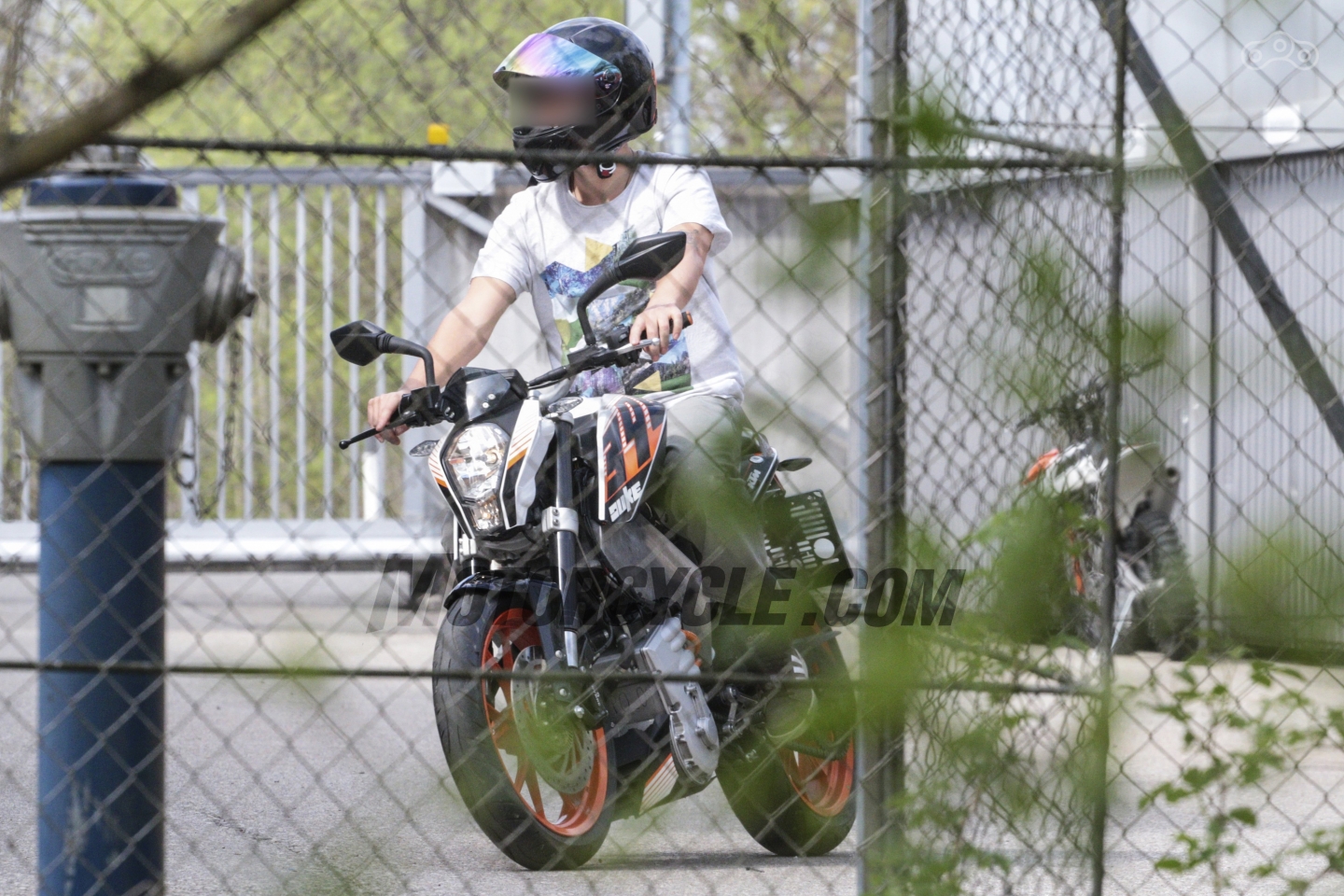 В качестве тестового «мула» используется KTM Duke 390 прошлого поколения