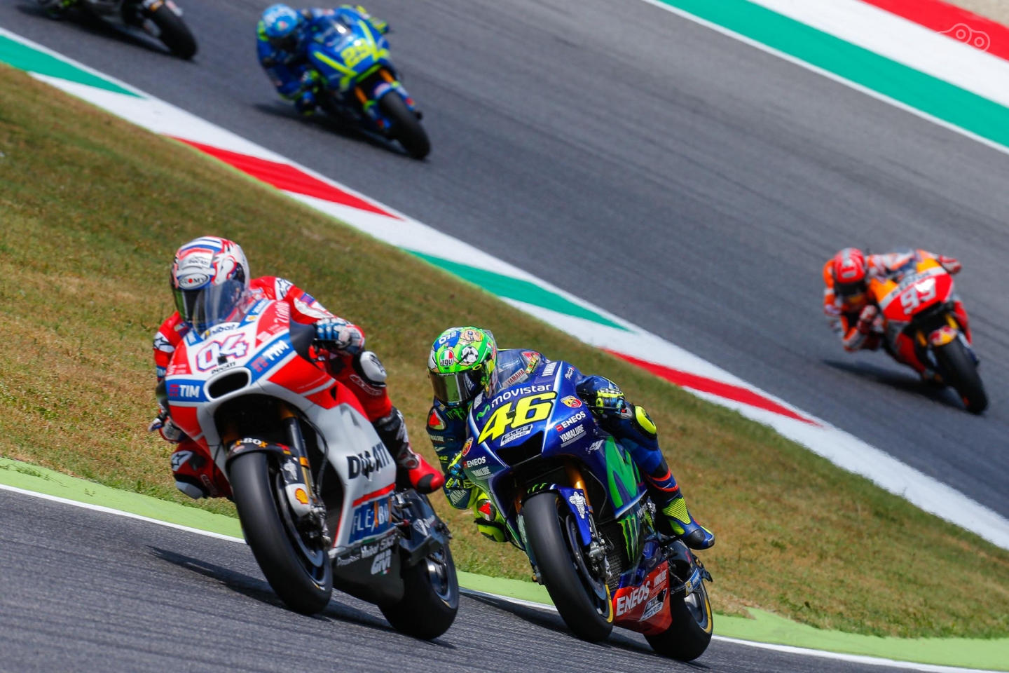 Противостояние Андреа Довициозо и Валентино Росси на треке Муджелло