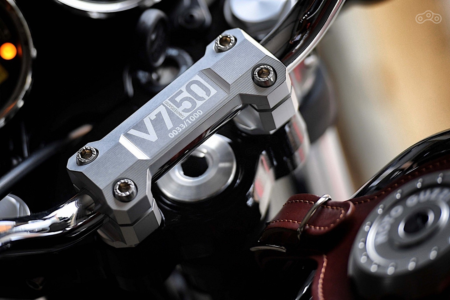 Порядковый номер, нанесённый прямо перед глазами райдера, призван подчеркнуть эксклюзивность модели