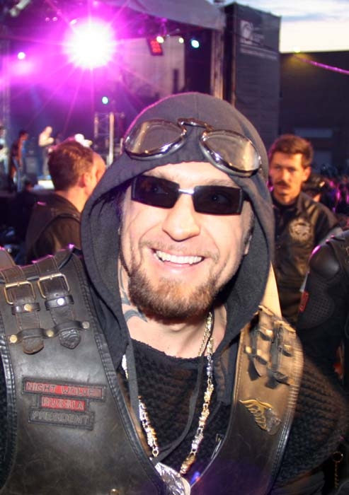 Приложенное к ответу Бургер Кинга фото Хирурга, символизирующее занятость новогодними приготовлениями