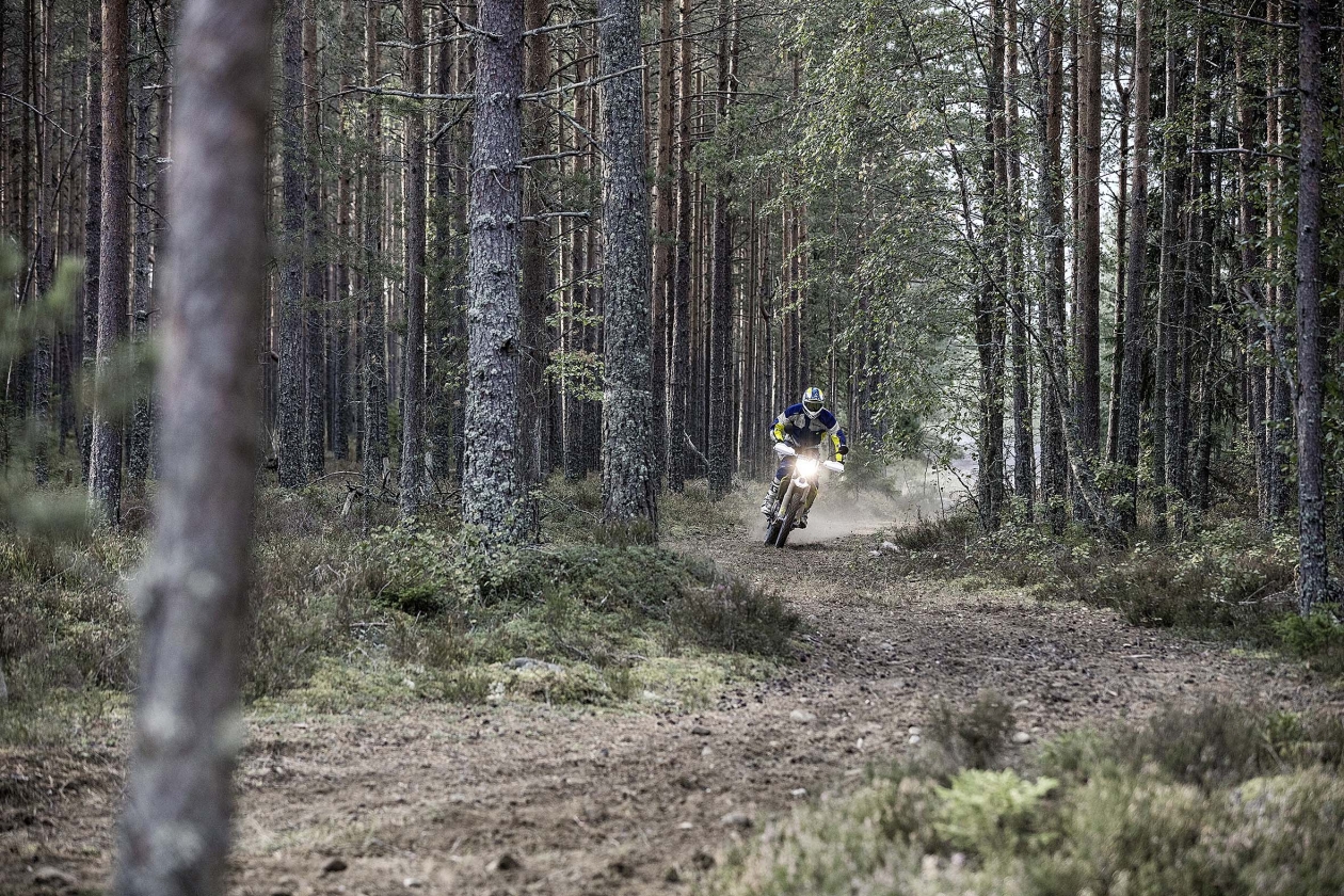 Husqvarna 701 Enduro во время съемок промовидео