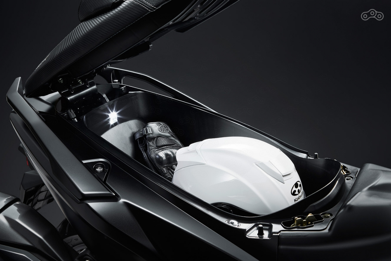 Багажное отделение оборудовано подсветкой и вмещает закрытый шлем