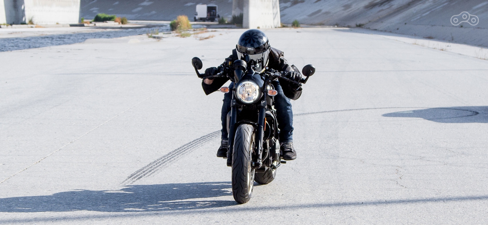 Благодаря новому рулю и сидению, байк отличается наклонённой вперед посадкой