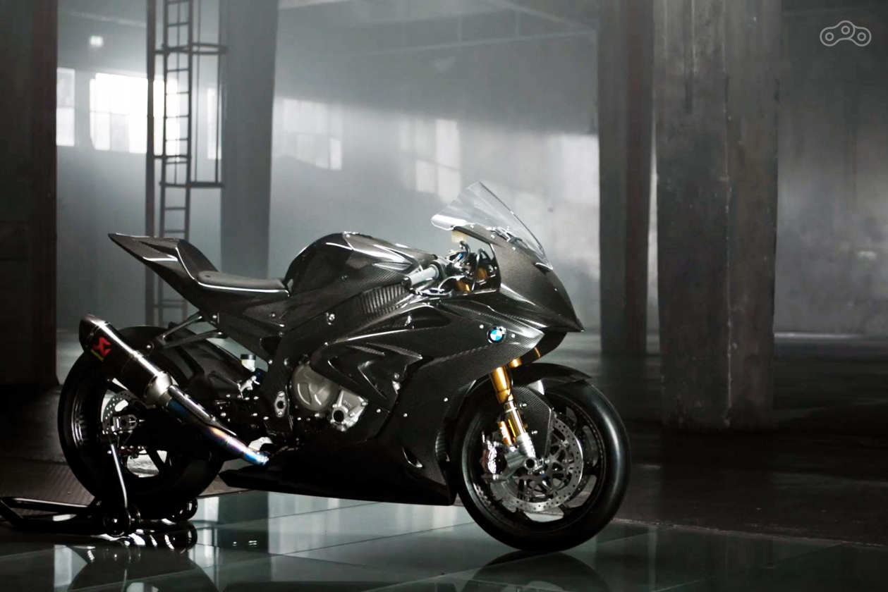 Сообщается, что мотоцикл оборудован выхлопной системой Akrapovic, подвесками Öhlins и тормозной системой Brembo