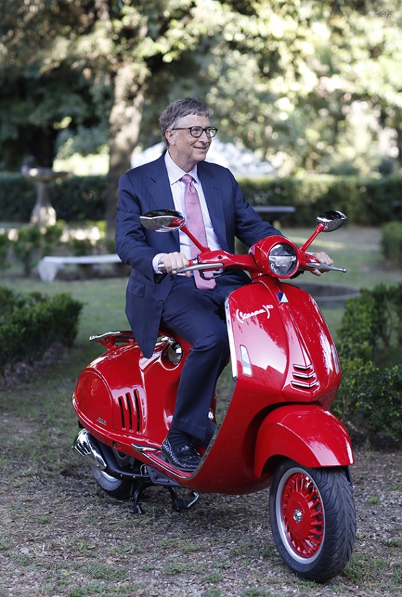 Президент Microsoft Билл Гейтс и Vespa 946 RED