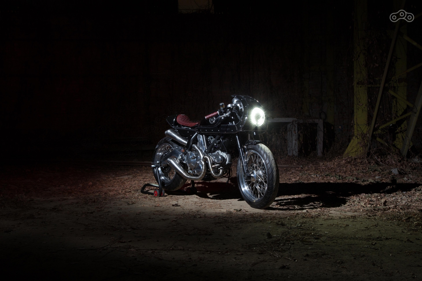 Essenza отличается обилием хромированных и алюминиевых деталей, а также массивными крепежными элементами