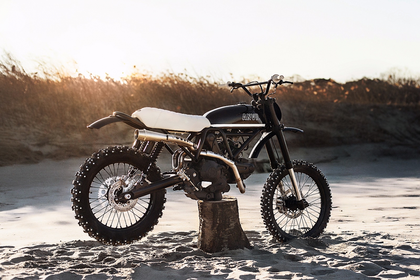 Длинноходная подвеска намекает, что настоящая стихия R/T – бездорожье, а не залы выставки