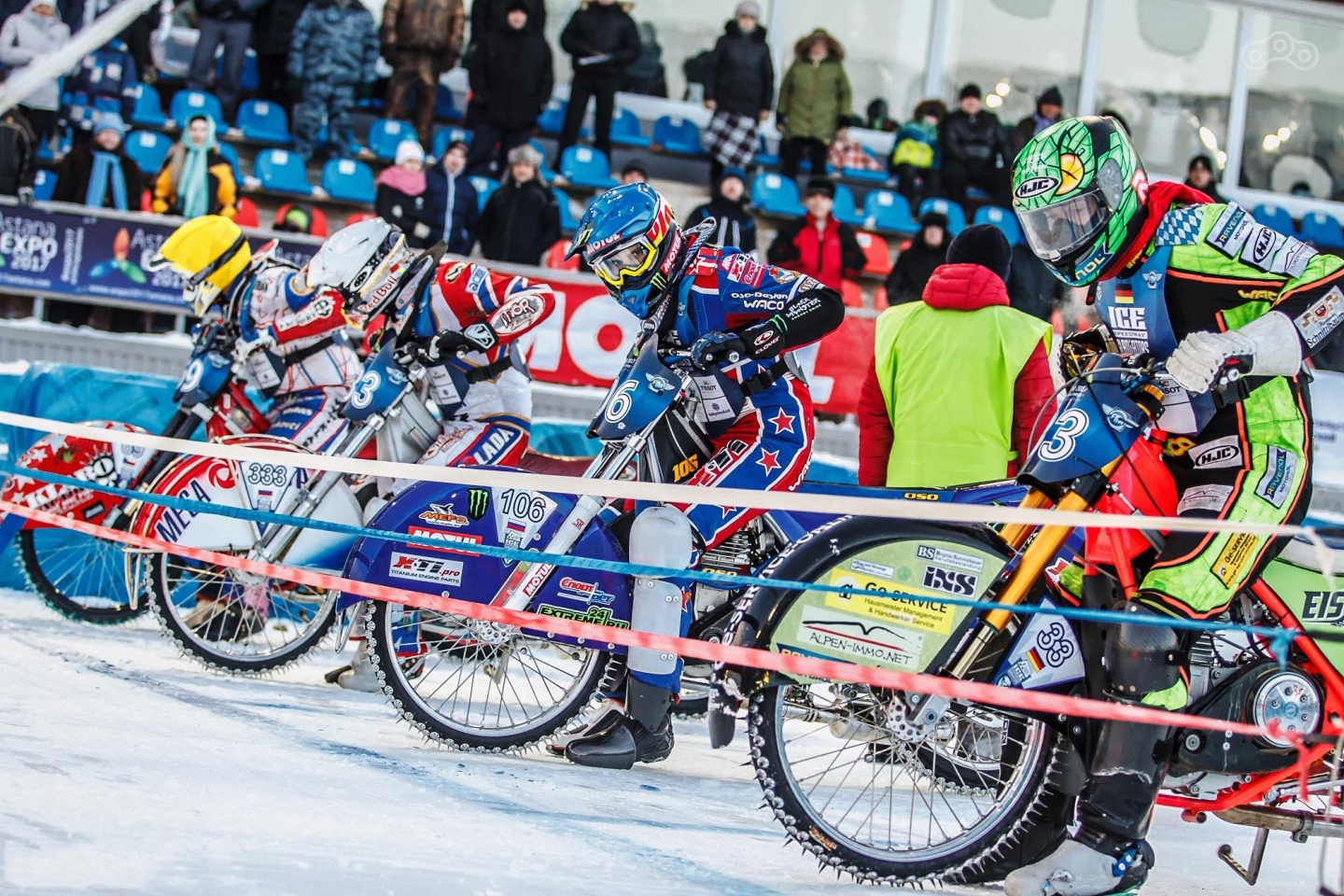 Мотогонщики стартовых ворот во время первого этапа Ice Speedway Gladiators 2017