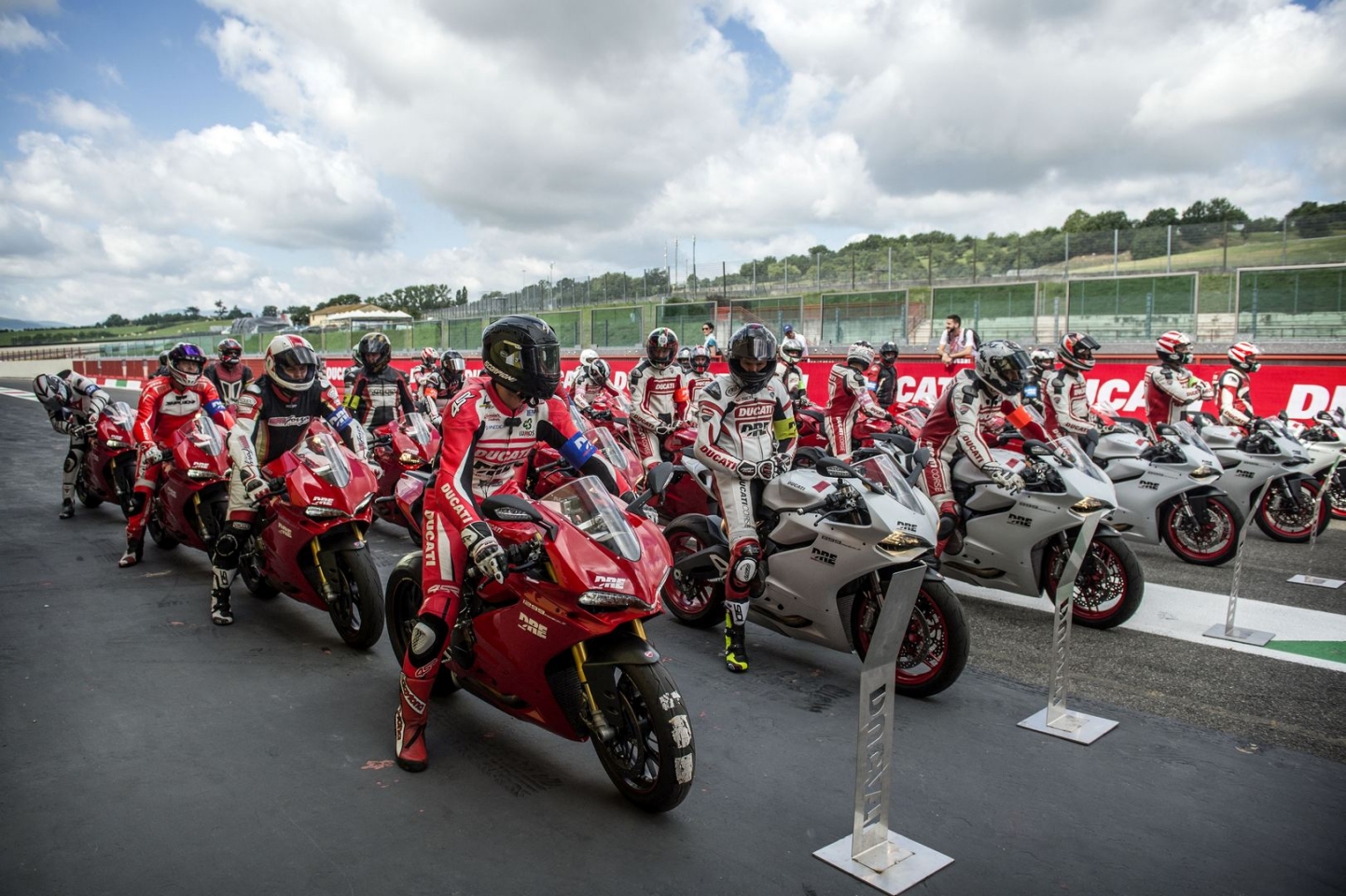 Во время второго этапа курса Ducati Riding Education проходят занятие на треке