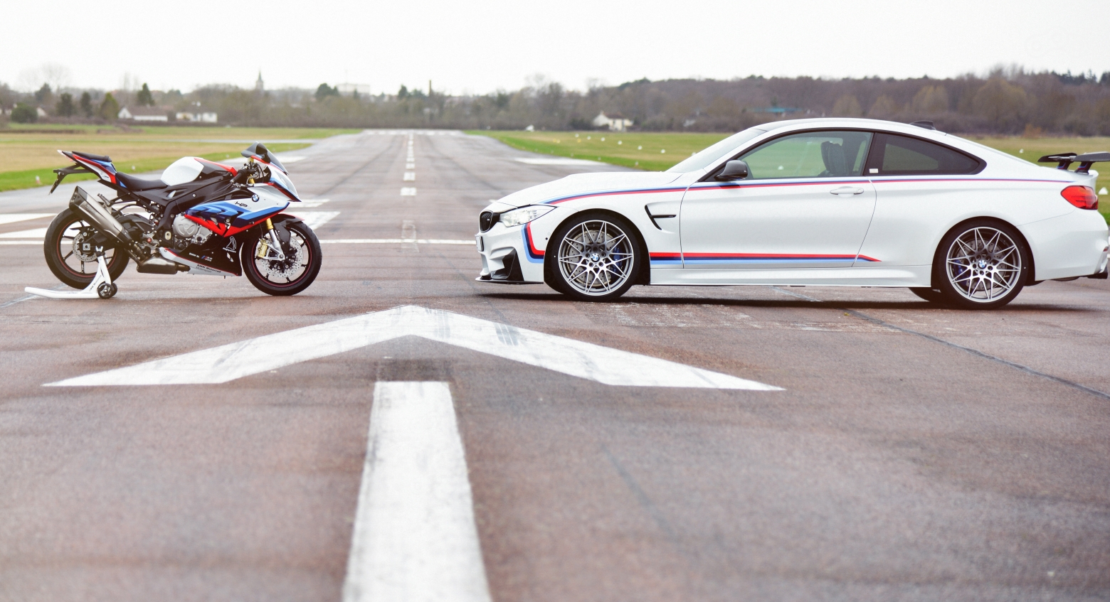 Спортбайк BMW S1000RR и суперкар BMW M4