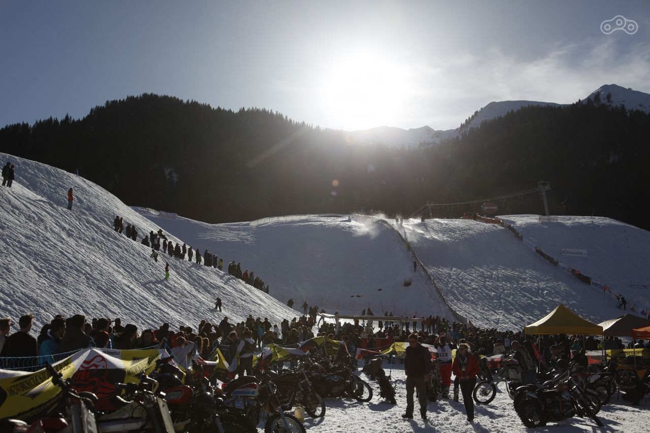 В гонках может принять каждый, достаточно лишь своевременно подать заявку и подготовить байк с снежным приключениям
