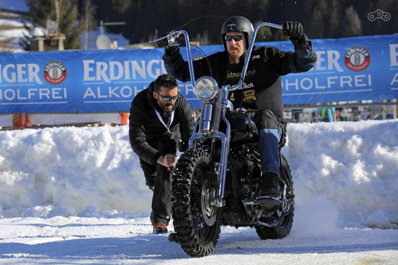 В гонках на фестивале встречаются не только современные мотоциклы, но и более старые аппараты