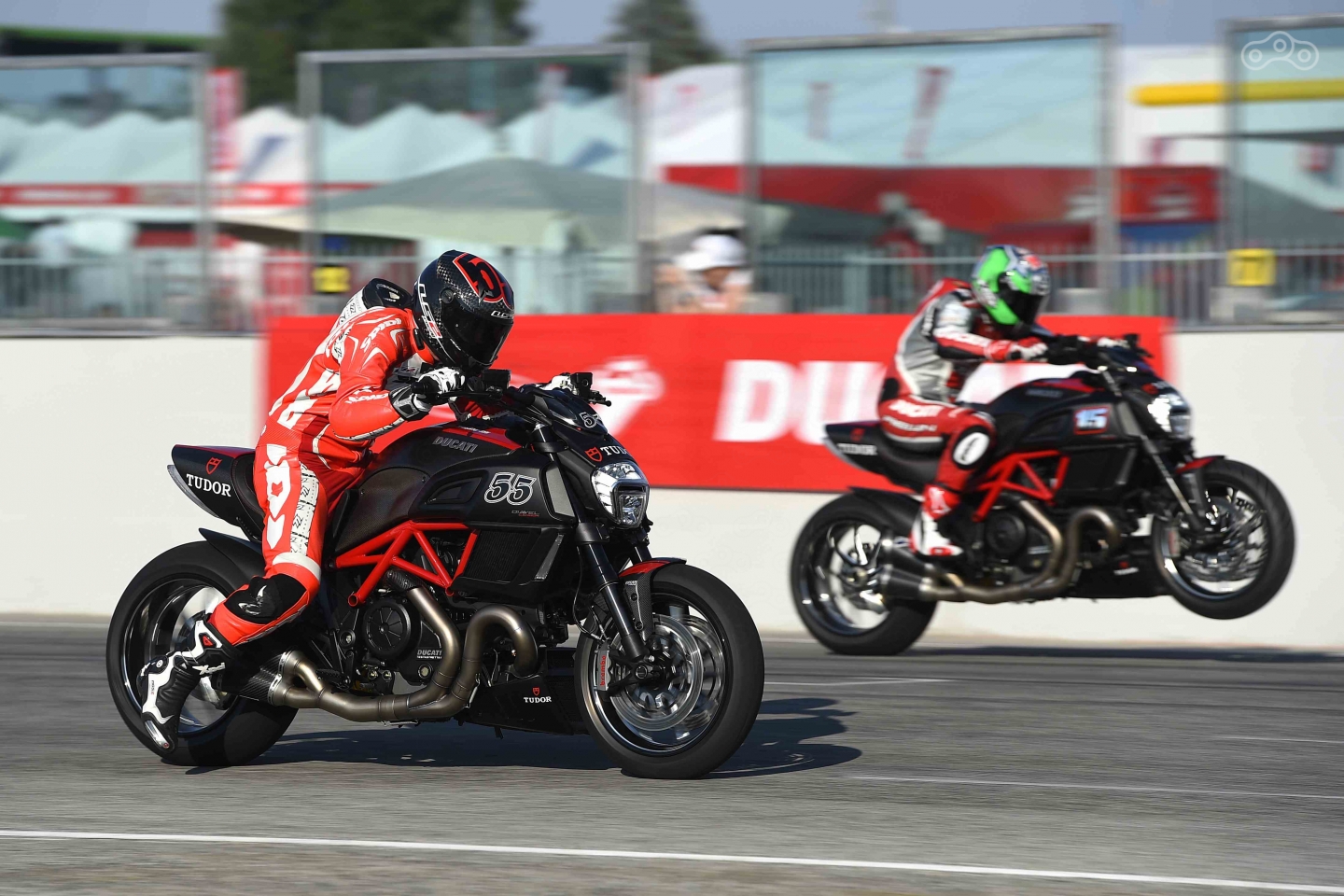 Драг-рейсинг на пауэр-круизёрах Ducati Diavel на мероприятии Ducati Week