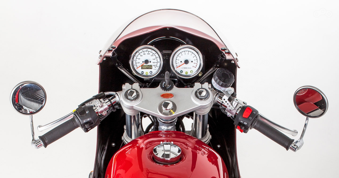 За рулём мотоцикла почти без изменений: аналоговые приборы, классический пульты, добавлены лишь клипоны.