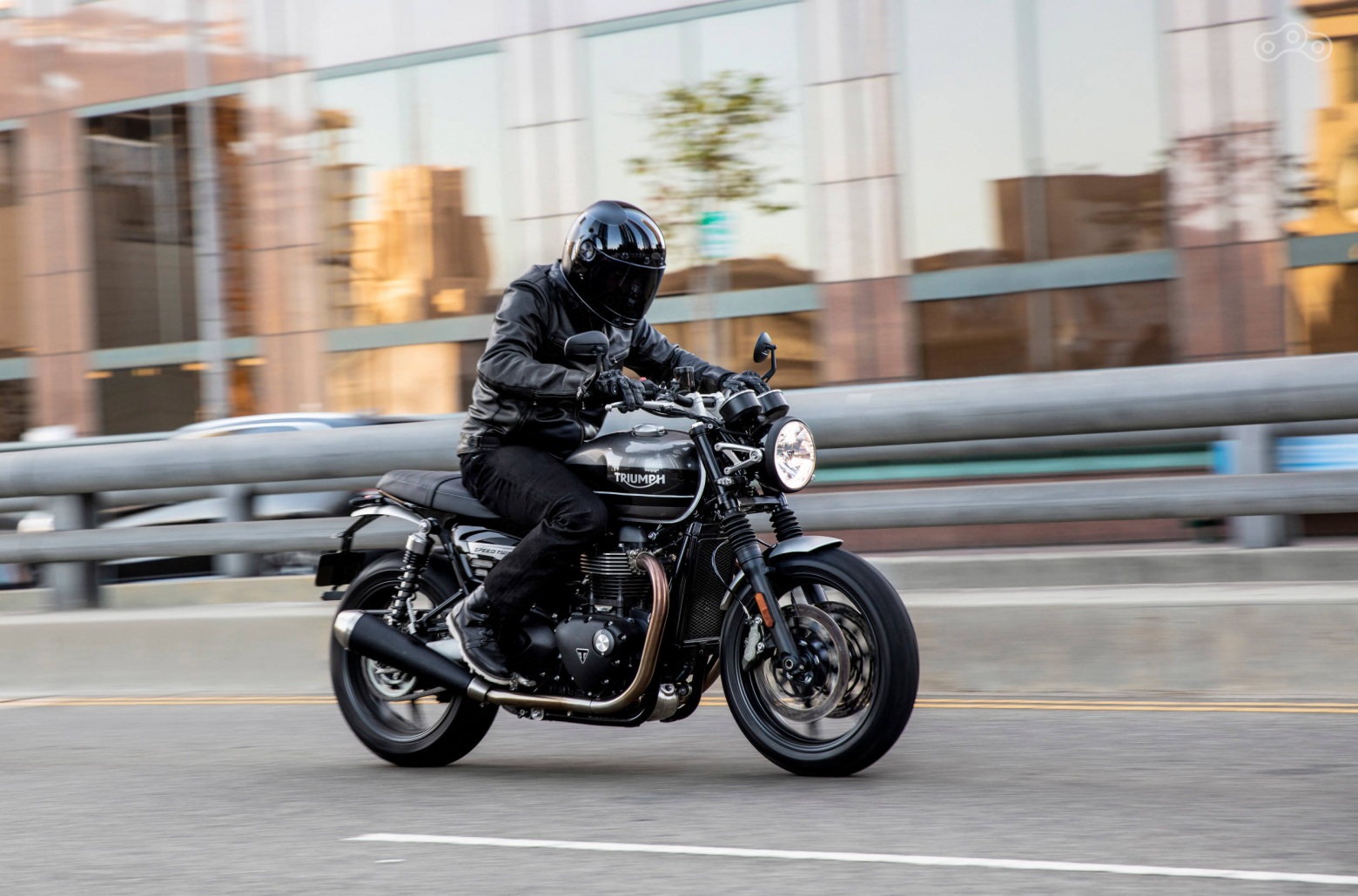 Мотоцикл доступен в трёх цветовых вариантах исполнения