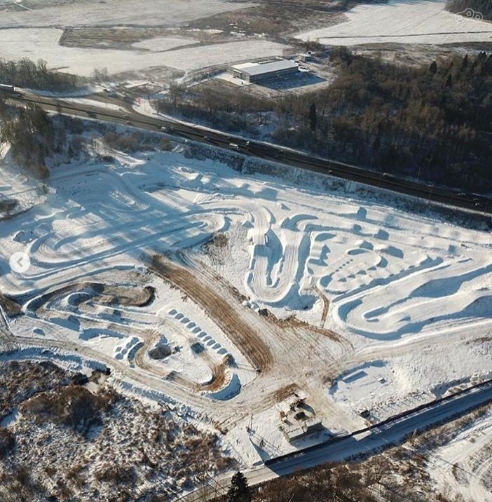 Трасса расположилась близ деревни Пешки в Солнечногорском районе Московской области