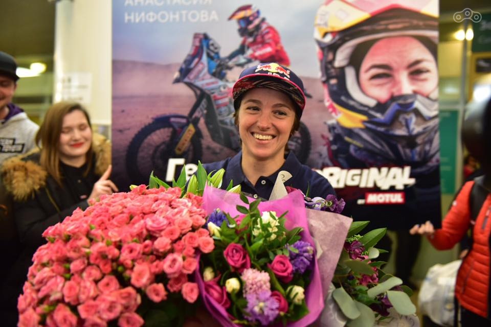 Анастасию Нифонтову встречают в Шереметьево как настоящую героиню