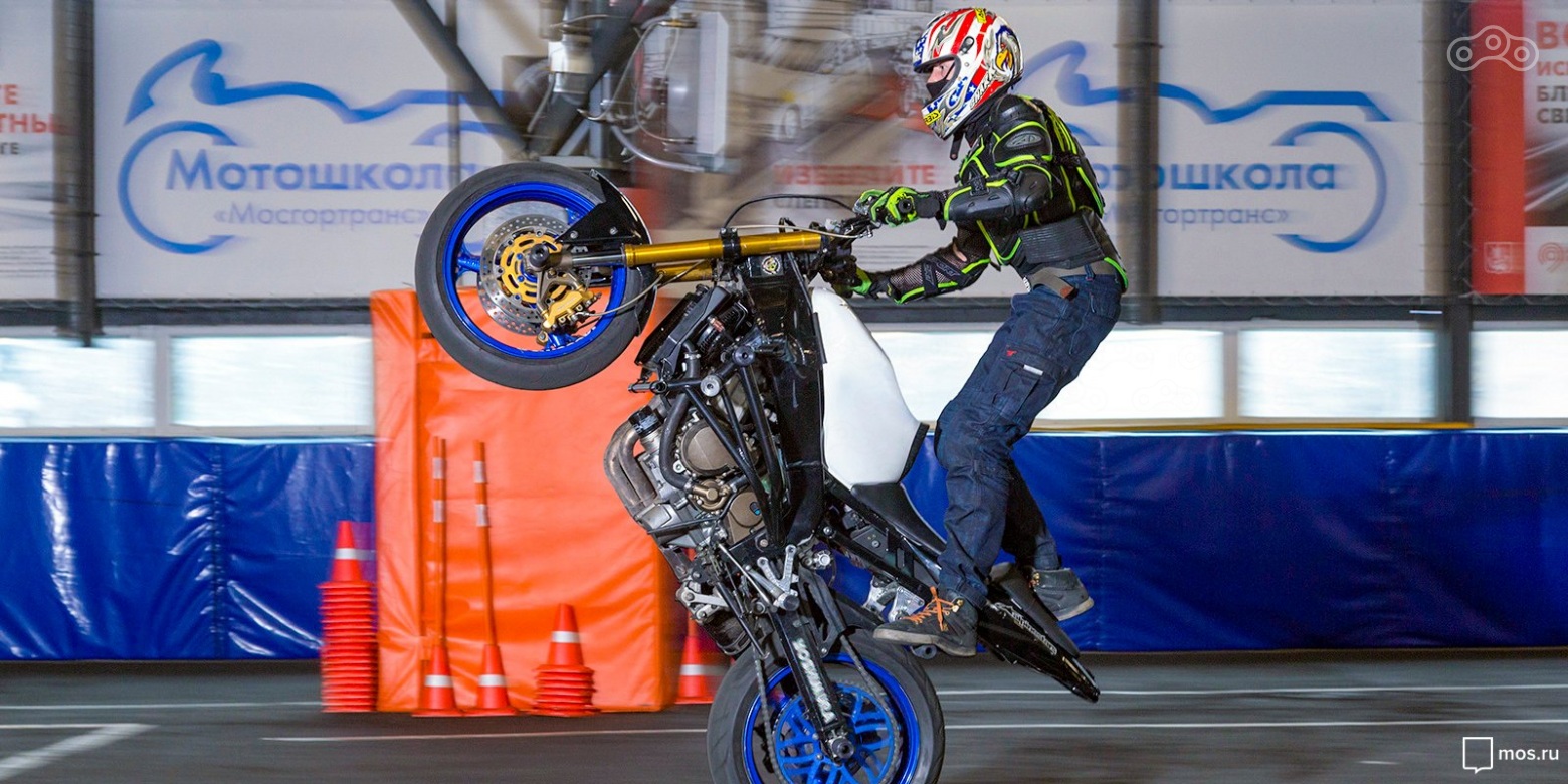 В мотошколе Мосгортранса обучают навыкам экстремального вождения