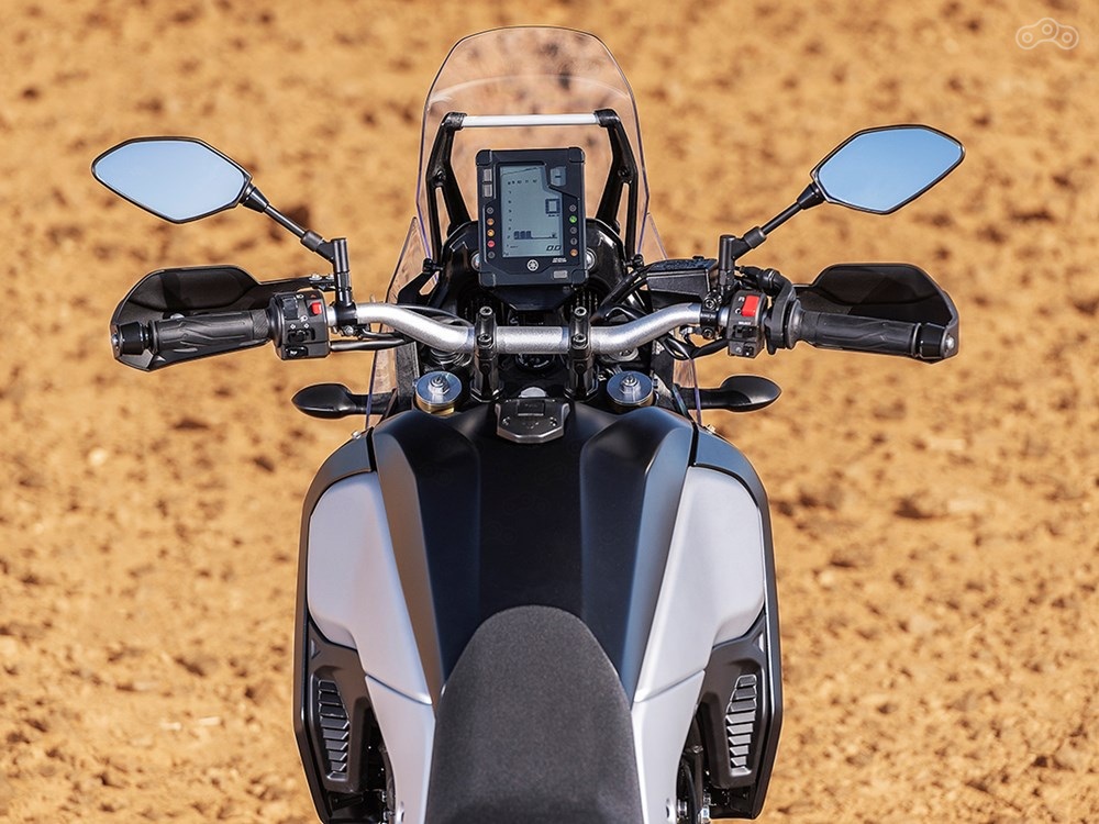 Мотоцикл оснащён отключаемой системой ABS и монохромной приборной панелью