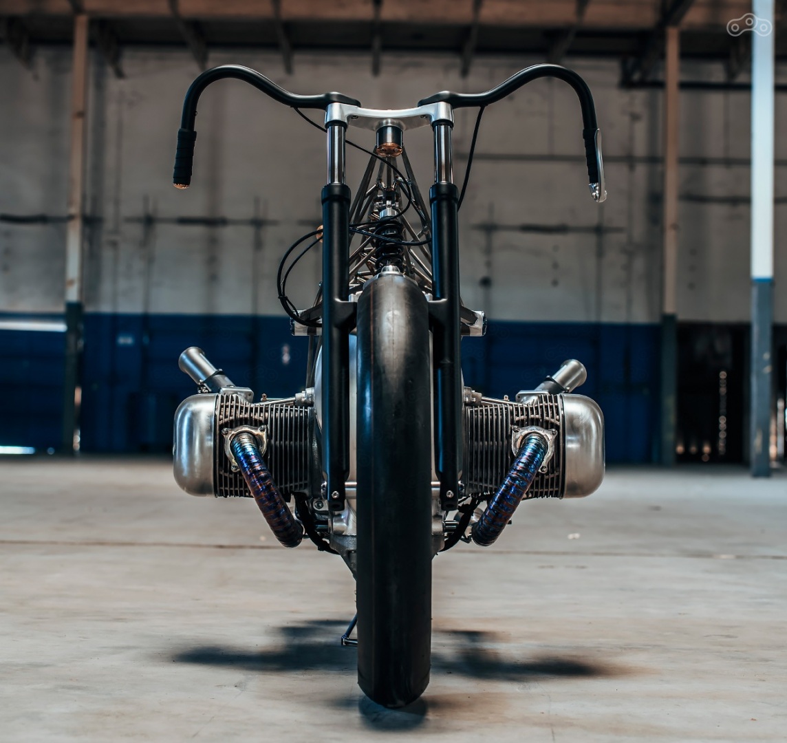 Некоторые детали байка изготовлены из композитного материала, колёса обуты в слики Dunlop