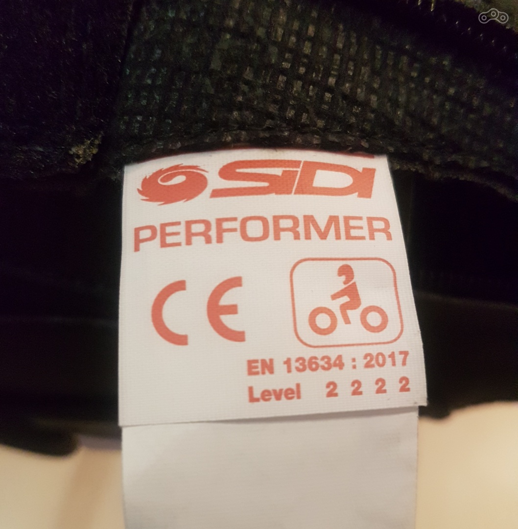 Ярлычок с сертификацией: всё серьёзно. Четыре двойки, вроде как, говорят о высшем классе защиты. Формально к этой же категории относятся и эндурные башмаки группы Кисс. Понятно, что с ними ничто не сравнится, но для города сойдёт.