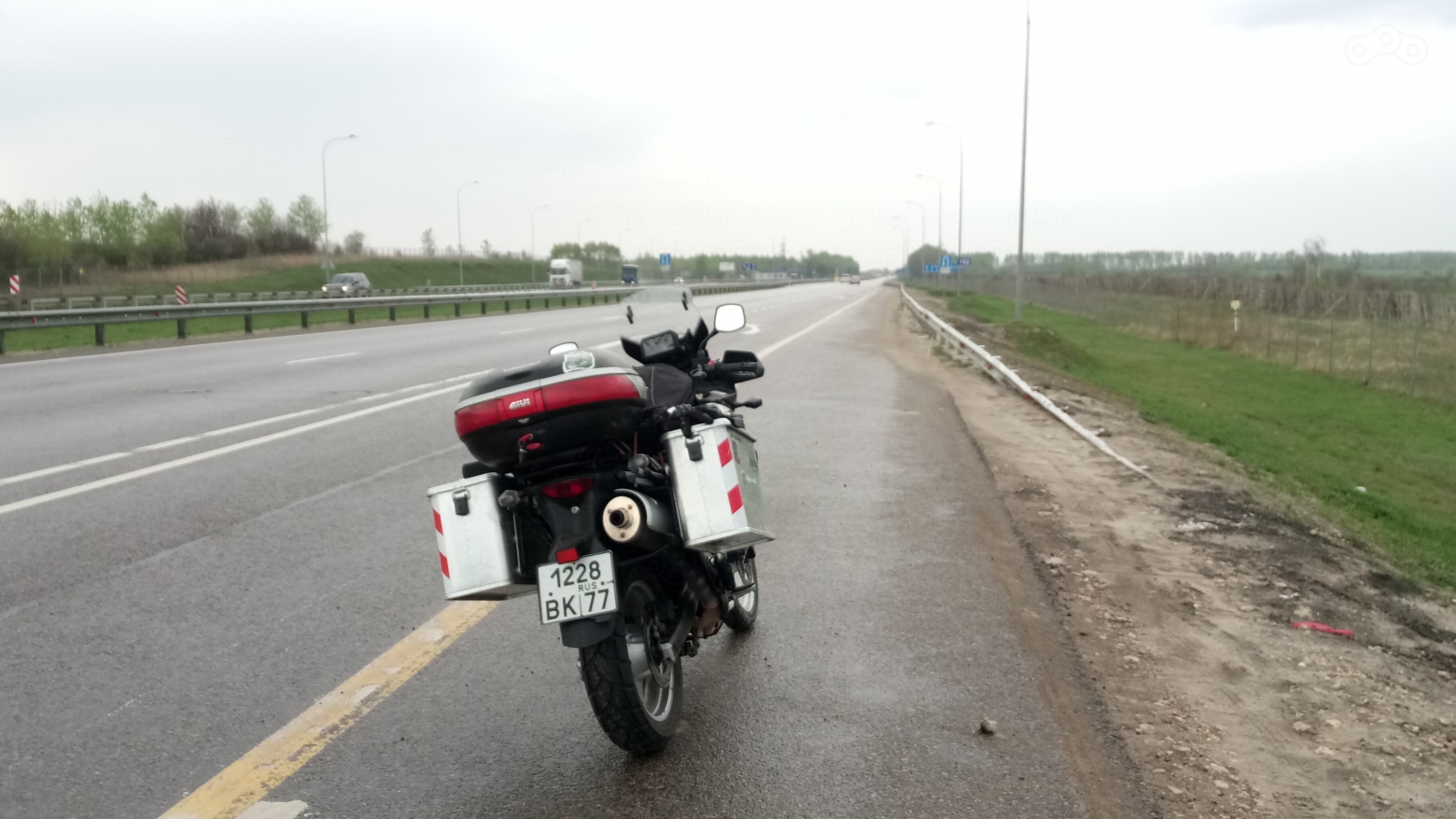 Впереди серая пелена дождя, пора герметизироваться!