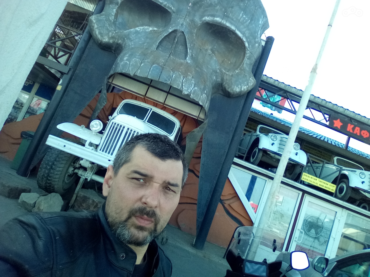 Байк-Кафе в Каменск-Шахтинском. Те симпатичные машинки наверху справа, это импровизированные столики на открытой веранде. Сидишь так на заднем диване кабриолета, кушаешь, а перед тобой по трассе спешат по своим делам сотни авто.