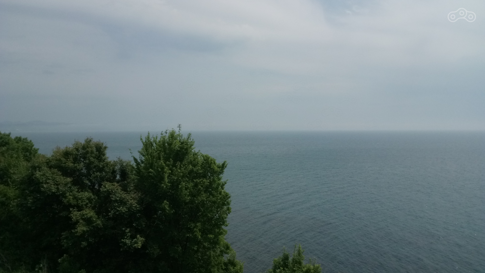 Вид на море со смотровой площадки на заправке перед Лермонтово.