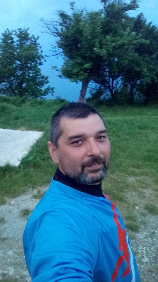 Раз с рыбой не договорился, пойду обедать в кафе.