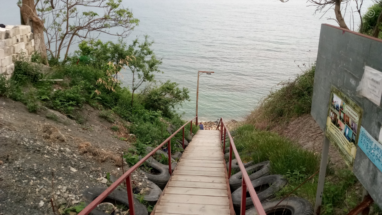К морю можно спуститься по бетонке или пешком вот по такой лесенке.