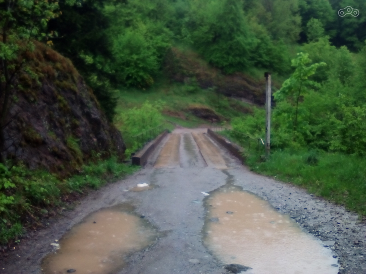 Дорога через мост в поселок Рожкао.